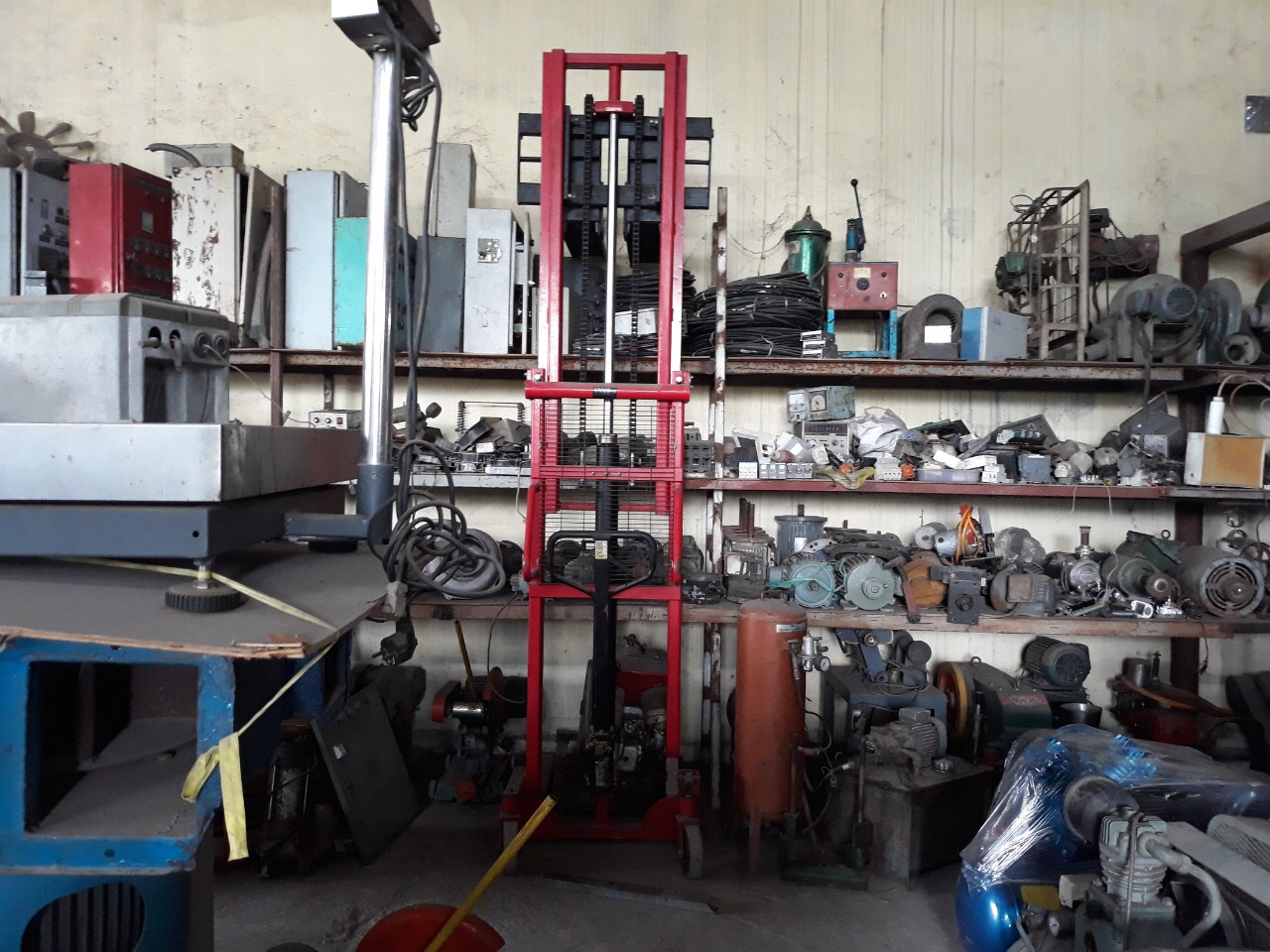 Xe nâng cao 2,5m lực nâng 1t mới 99 