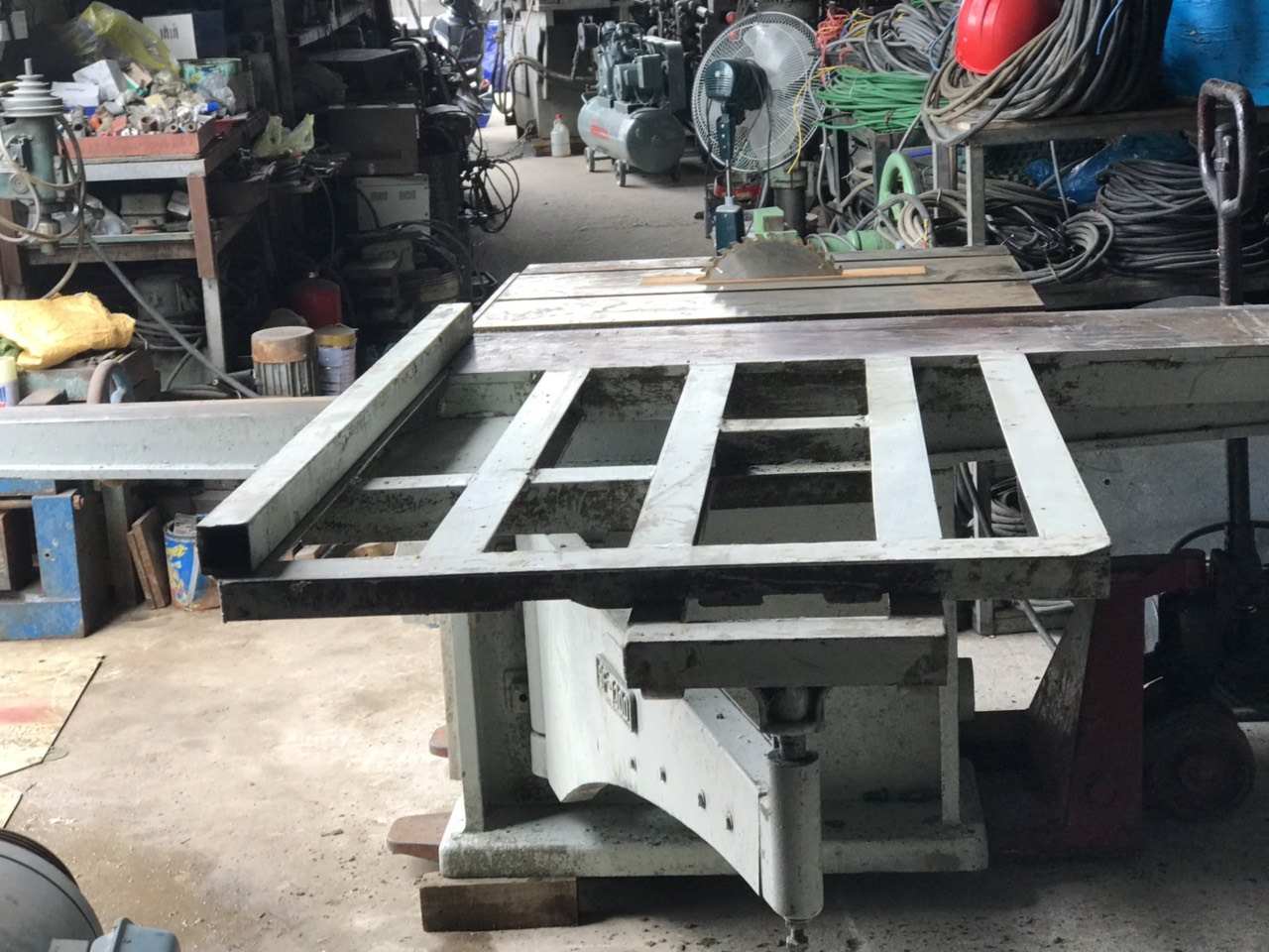 Máy cưa bàn trượt hai lưỡi của Nhật