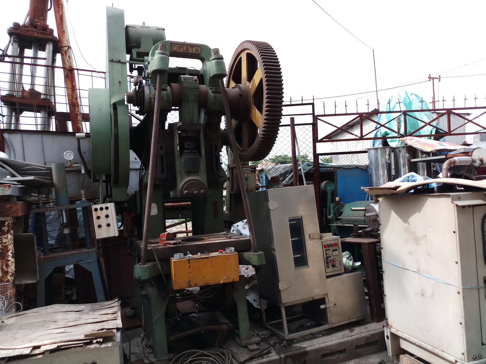 máy dập nhật